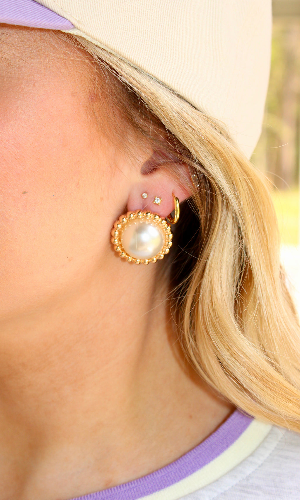 Rim Pearl Stud Earrings: Gold